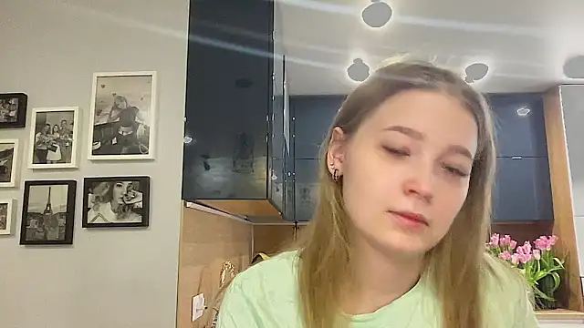 Snapshot of CharmingSarah chatting on 03.12.25 CharmingSarah online show from 03.12.25