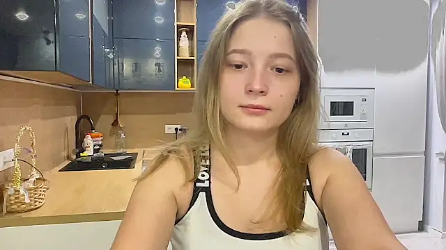 Snapshot of CharmingSarah chatting on 10.04.25 CharmingSarah online show from 10.04.25