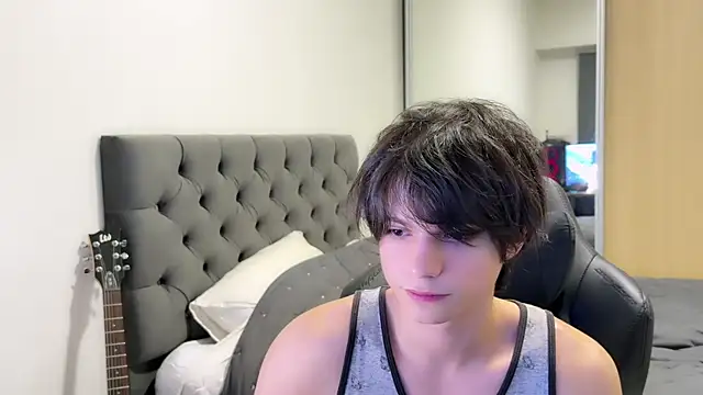Snapshot of SasukeUhchiaa chatting on 12.17.24 SasukeUhchiaa online show from 12.17.24
