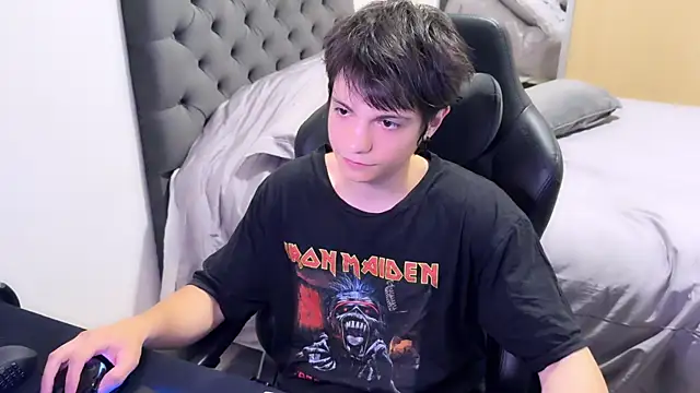 Snapshot of SasukeUhchiaa chatting on 02.22.25 SasukeUhchiaa online show from 02.22.25