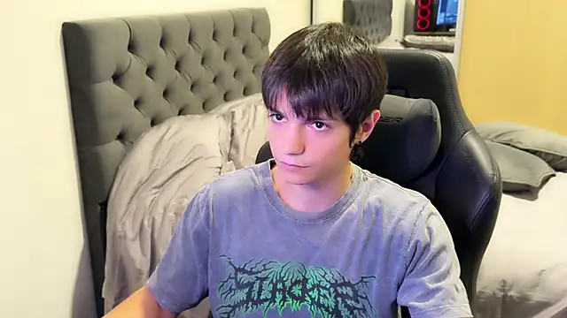 Snapshot of SasukeUhchiaa chatting on 02.25.25 SasukeUhchiaa online show from 02.25.25