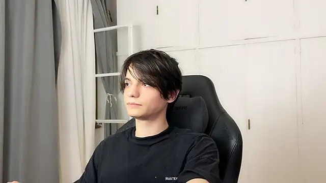 Snapshot of SasukeUhchiaa chatting on 03.25.26 SasukeUhchiaa online show from 03.25.26