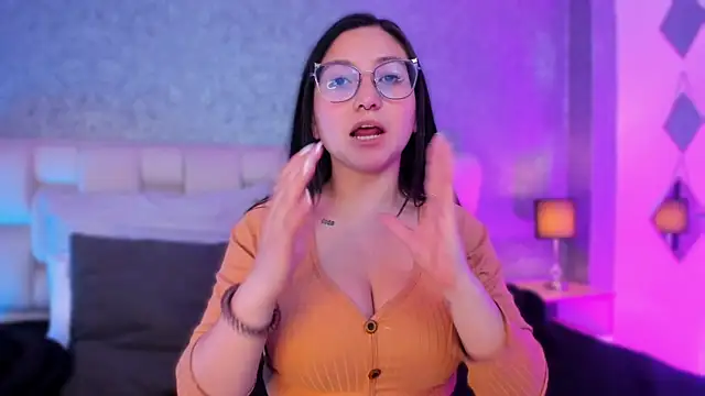 Snapshot of lucy_neil chatting on 02.07.25 lucy neil online show from 02.07.25