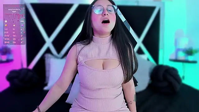 Snapshot of lucy_neil chatting on 02.13.25 lucy neil online show from 02.13.25