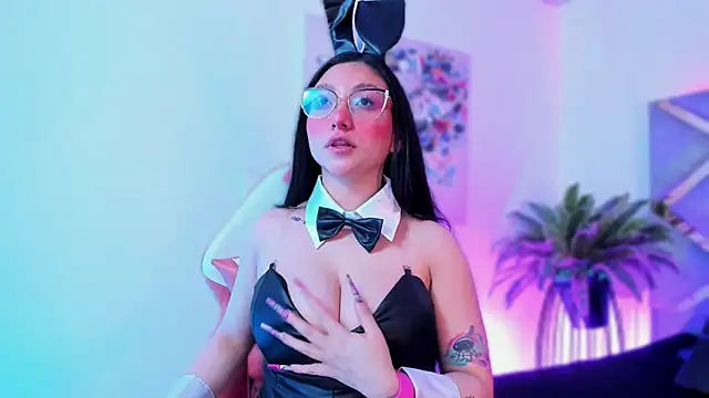 Snapshot of lucy_neil chatting on 11.01.25 lucy neil online show from 11.01.25