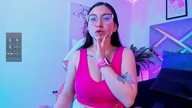 Snapshot of lucy_neil chatting on 11.08.25 lucy neil online show from 11.08.25