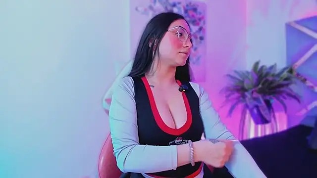 Snapshot of lucy_neil chatting on 11.18.25 lucy neil online show from 11.18.25