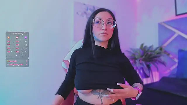 Snapshot of lucy_neil chatting on 11.18.25 lucy neil online show from 11.18.25