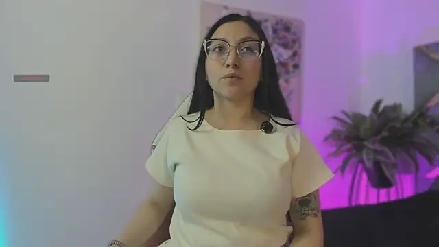 Snapshot of lucy_neil chatting on 11.21.25 lucy neil online show from 11.21.25