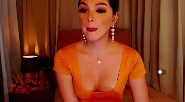 Snapshot of mistressseductionleah chatting on 12.20.24 mistressseductionleah online show from 12.20.24