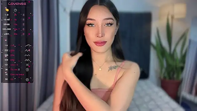 Snapshot of wiggle_nibble chatting on 10.05.25 wiggle nibble online show from 10.05.25