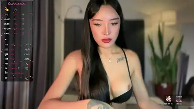 Snapshot of wiggle_nibble chatting on 11.02.25 wiggle nibble online show from 11.02.25