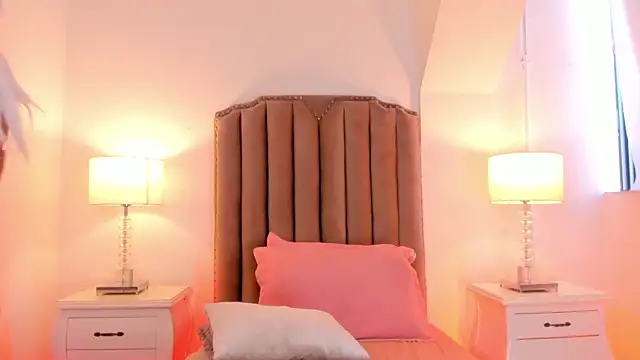 Emma Torres   online show from 01.18.25