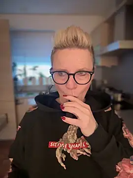 Snapshot of German_Milf chatting on 01.21.25 German Milf online show from 01.21.25