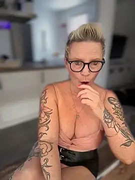 Snapshot of German_Milf chatting on 10.18.25 German Milf online show from 10.18.25