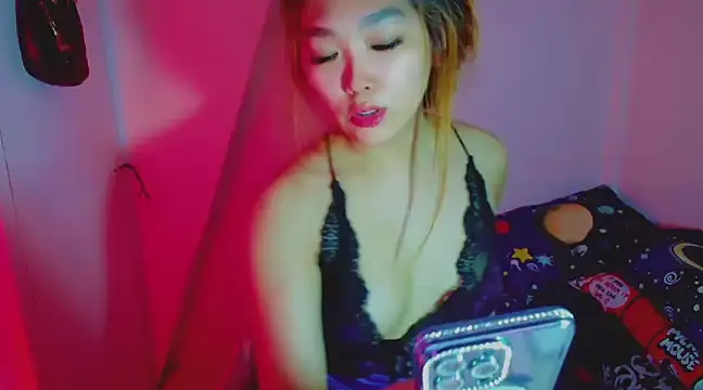 TR4NSCUTI3 online show from 12.04.24