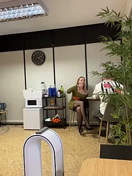 Snapshot of EmaSalis chatting on 12.10.24 EmaSalis online show from 12.10.24