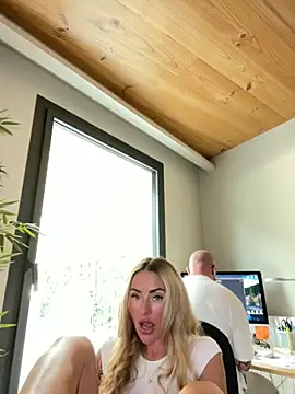 Snapshot of EmaSalis chatting on 09.09.25 EmaSalis online show from 09.09.25