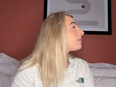 Snapshot of Strongqueen chatting on 03.16.25 Strongqueen online show from 03.16.25