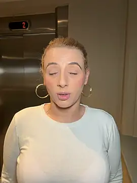 Strongqueen online show from 01.08.26