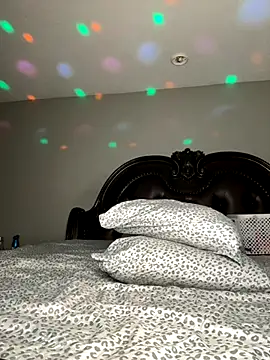 Snapshot of ThickAssRena chatting on 10.05.25 ThickAssRena online show from 10.05.25