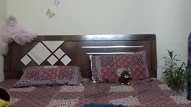 lovelydesi21 online show from 04.18.26