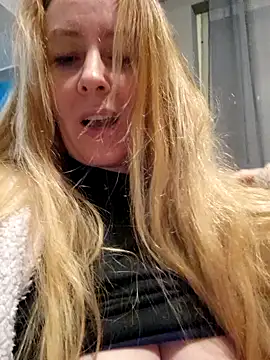 Snapshot of VictoriaMiami chatting on 12.08.24 VictoriaMiami online show from 12.08.24