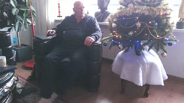 Snapshot of Exhib070 chatting on 12.17.24 Exhib070 online show from 12.17.24