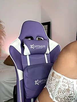 sofia henaok online show from 12.15.25