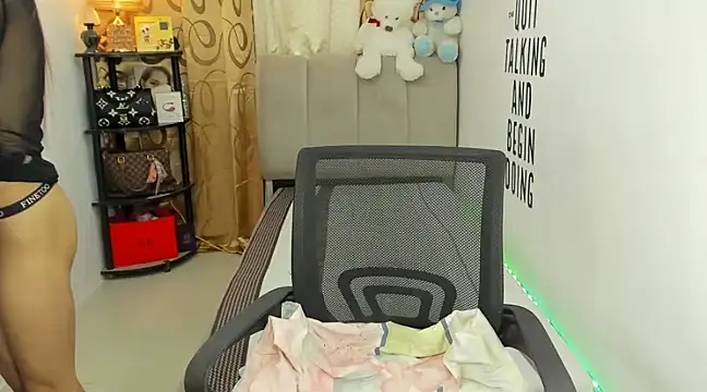 Trixie Mattel21 online show from 01.13.25