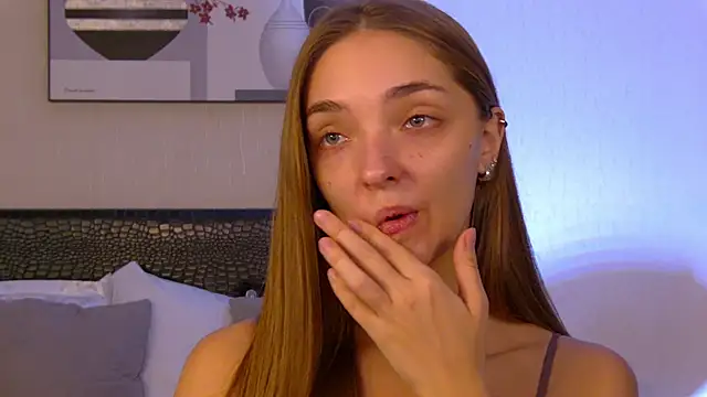 Snapshot of VirginieCruz chatting on 11.08.25 VirginieCruz online show from 11.08.25