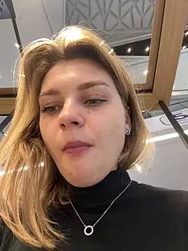 Snapshot of ValenciaShock chatting on 09.30.25 ValenciaShock online show from 09.30.25