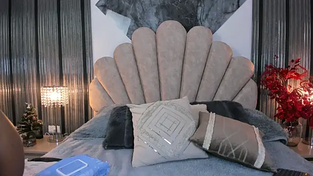 Naughty  Mom online show from 12.18.25