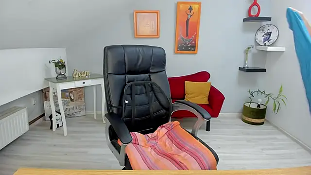 LollaGirl online show from 02.04.25