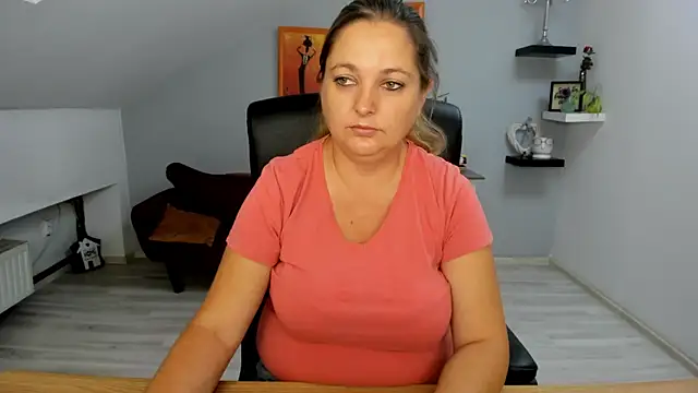 LollaGirl online show from 09.10.25