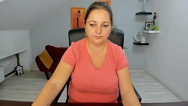 LollaGirl online show from 10.02.25