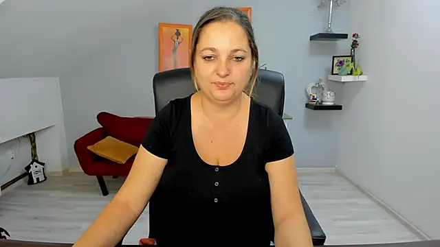 LollaGirl online show from 10.17.25