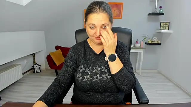 LollaGirl online show from 11.05.25