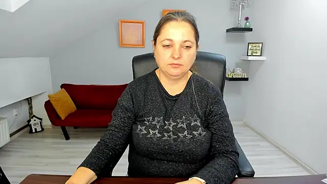 LollaGirl online show from 12.15.25