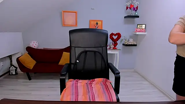 LollaGirl online show from 02.12.26