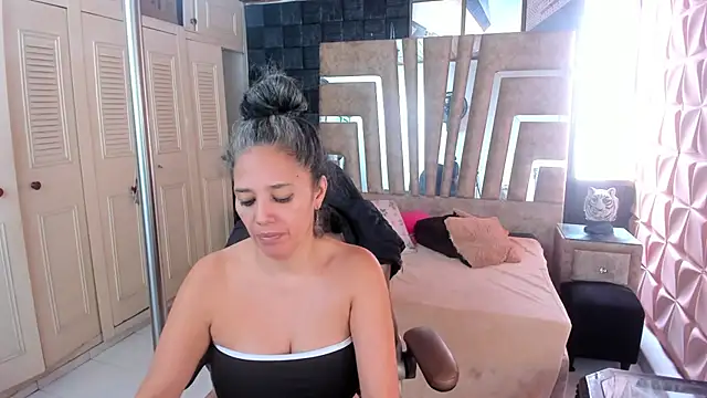 Snapshot of cute_sassy chatting on 11.22.25 cute sassy online show from 11.22.25