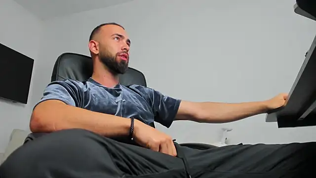 Snapshot of MichaelMasterss chatting on 12.12.24 MichaelMasterss online show from 12.12.24