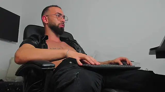 Snapshot of MichaelMasterss chatting on 12.21.24 MichaelMasterss online show from 12.21.24