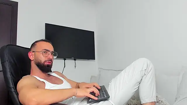 Snapshot of MichaelMasterss chatting on 12.24.24 MichaelMasterss online show from 12.24.24