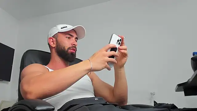 Snapshot of MichaelMasterss chatting on 12.30.24 MichaelMasterss online show from 12.30.24