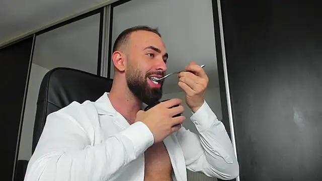 Snapshot of MichaelMasterss chatting on 03.20.25 MichaelMasterss online show from 03.20.25