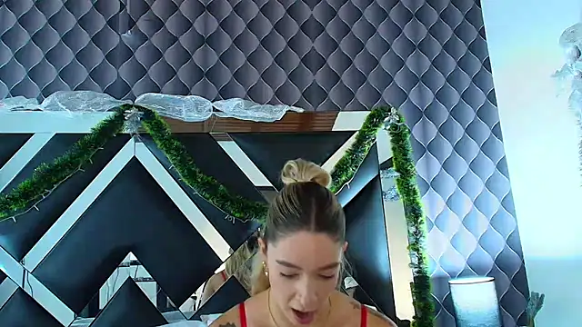 Snapshot of victoriaa_lee_ chatting on 12.13.24 victoriaa lee online show from 12.13.24