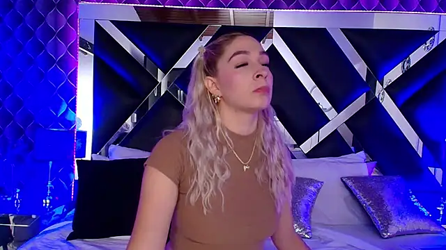 Snapshot of victoriaa_lee_ chatting on 10.09.25 victoriaa lee online show from 10.09.25