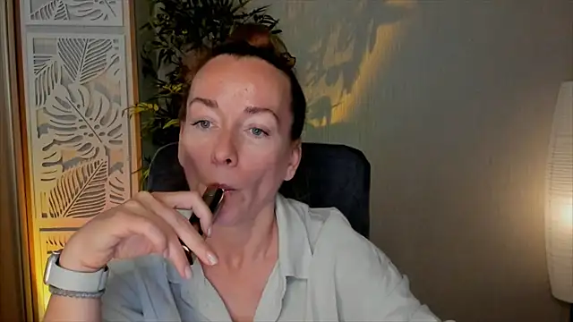 Snapshot of RebeccaMartinez chatting on 06.05.26 RebeccaMartinez online show from 06.05.26