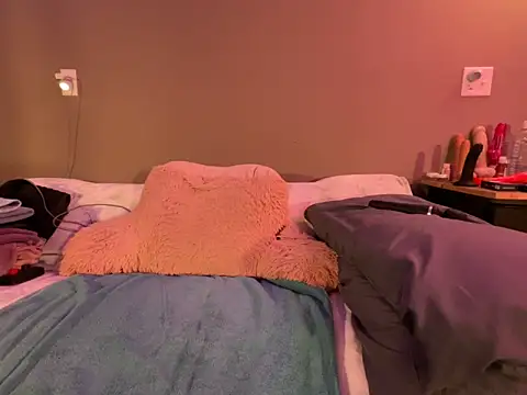 1Lustfully yours online show from 04.14.26